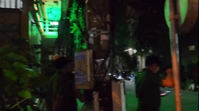 Nửa đêm, người hiếu kỳ vẫn tập trung theo dõi vụ người phụ nữ tử vong tại  phòng khám tư