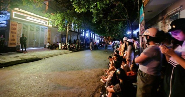 Nửa đêm, người hiếu kỳ vẫn tập trung theo dõi v...