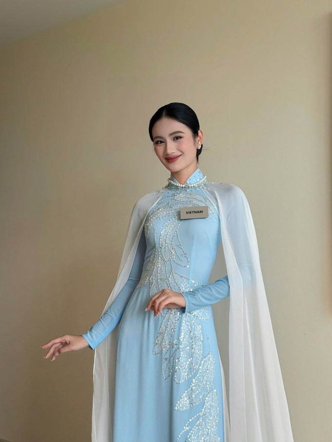 Ý Nhi mặc áo dài tham gia phỏng vấn kín cùng giám khảo trong ngày thứ 22 thi Miss World, hôm 28/5.