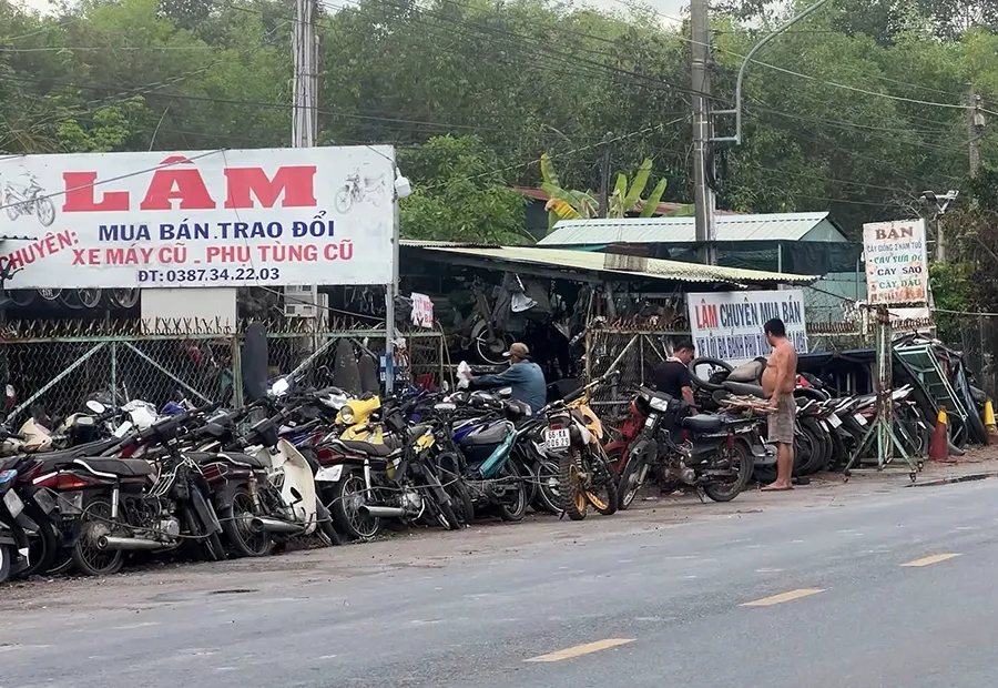 Toàn cảnh tiệm xe cũ của ông Lâm ở mặt tiền Quốc lộ 22B, thuộc xã Thạnh Tây, huyện Tân Biên.