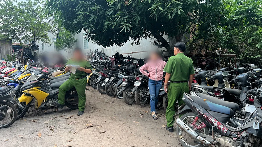 Công an kiểm tra bãi xe của ông Lâm và vợ của ông này cho biết hồ sơ xe cũ đã gom đốt. Ảnh trong bài: VÕ TÙNG - NGUYỄN TIẾN