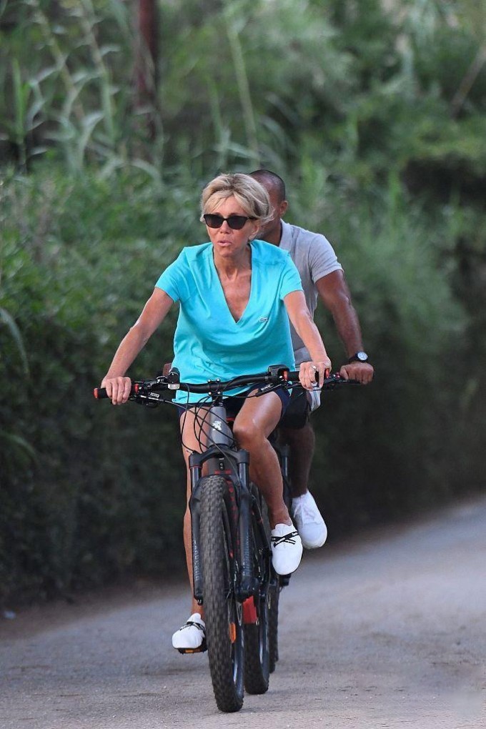 Bà Brigitte Macron dành thời gian đạp xe hàng tuần để giữ gìn sức khỏe. Ảnh: Elle