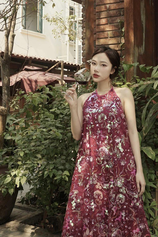 Trước khi xuất hiện trong phim này, cô đã vào vai phản diện xấu tính trong phim "Món quà của cha" cách đây vài năm. Tuy chỉ xuất hiện trong một vài tập phim nhưng Mai Huê đã nhận được nhiều tình cảm từ khán giả khi đảm nhận nhân vật Yến đanh đá, hay đố kị.