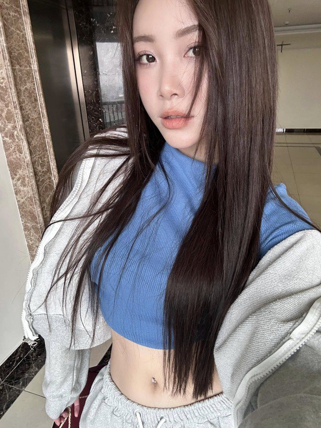 Đời thực, mỹ nhân quê Hải Dương được xem là diễn viên có sắc vóc với hình thể đẹp. Mai Huê sở hữu vòng eo 59 cùng gương mặt trẻ trung cá tính.