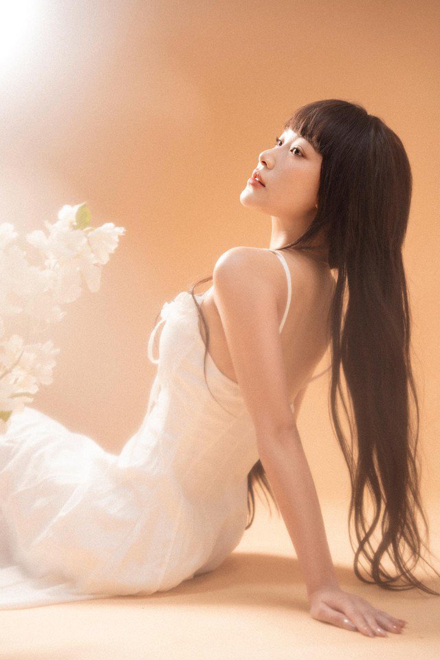 Cô tận dụng tốt lợi thế vóc dáng và tuổi trẻ để diện những trang phục sexy khoe tối đa 3 vòng.