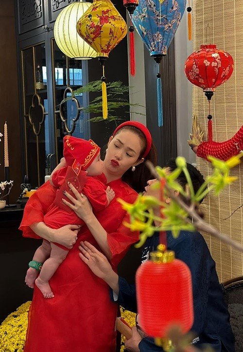 Minh Hằng kết hôn với doanh nhân Quốc Bảo vào năm 2022. 1 năm sau đó, vợ chồng cô có con trai chung. Ảnh: FB Minh Hằng.