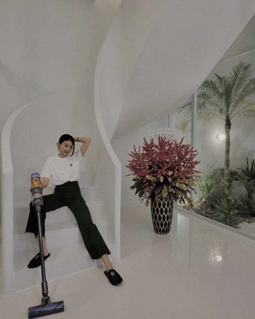 Thanh Hằng không ít lần khoe cuộc sống của mình trong biệt thự 1.000m2. Ảnh: FB Thanh Hằng.