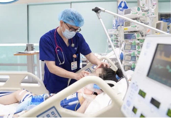 Bác sĩ khám cho bệnh nhi 11 tuổi thời điểm nhập viện. Ảnh: Bệnh viện cung cấp