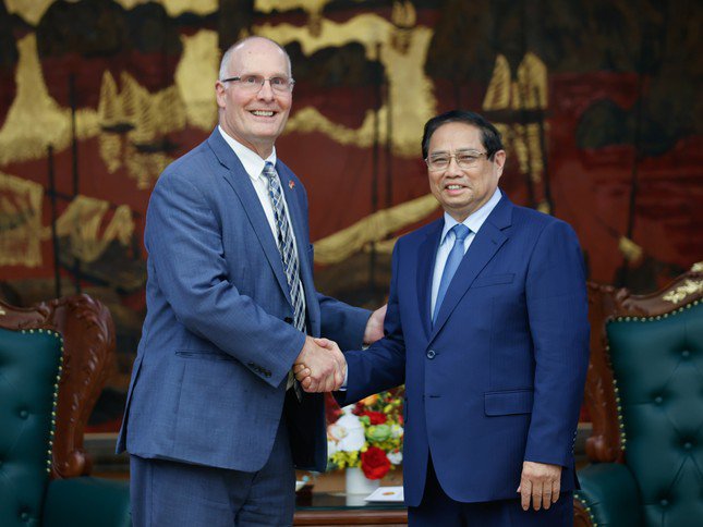 Thủ tướng Phạm Minh Chính và Hạ Nghị sĩ Mỹ John Moolenaar. Ảnh: VGP.