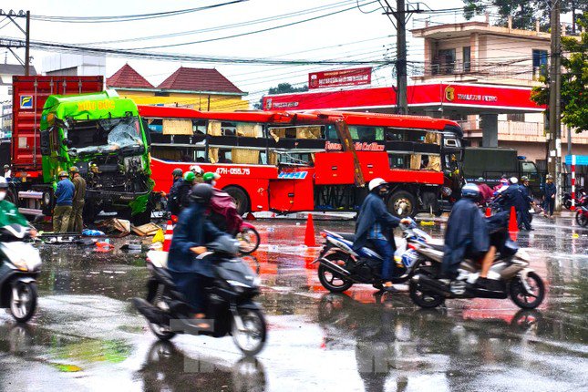 Hai phương tiện hư hỏng nặng sau va chạm