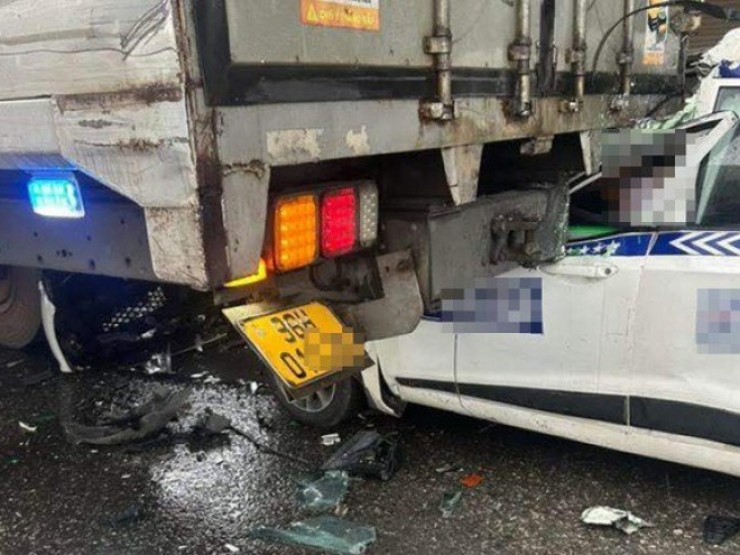 Taxi bất ngờ tông vào đuôi ô tô tải, tài xế tử vong tại chỗ