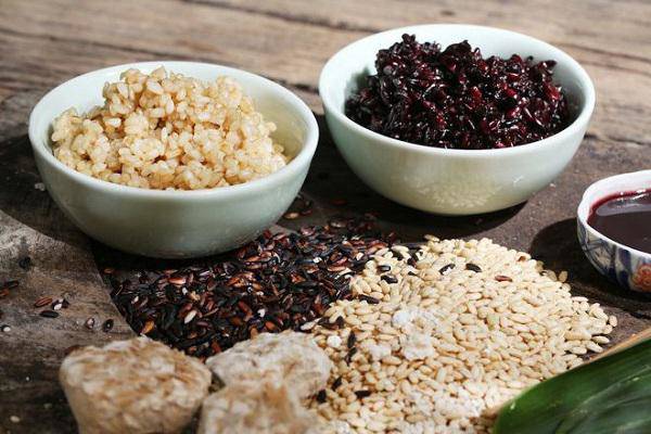 Cơm rượu nếp được làm từ gạo nếp cái hoa vàng hoặc gạo nếp cẩm ủ men.
