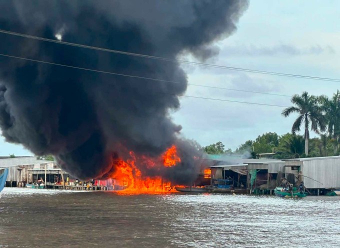 Cột khói cao hàng chục mét tại vụ cháy cây xăng ở xã Đất Mũi. Ảnh: Chí Hiểu