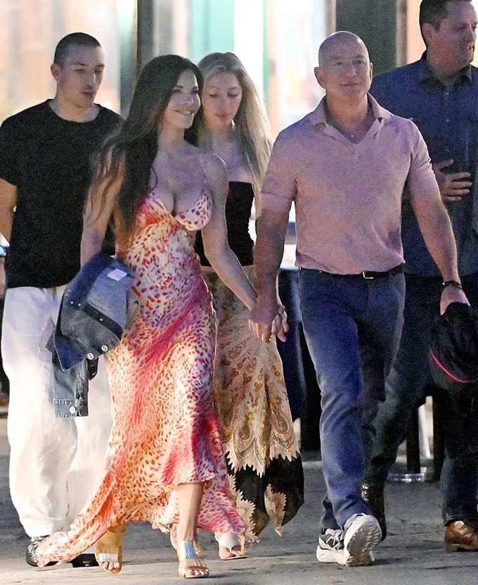 Jeff Bezos và Lauren Sanchez sánh đôi trên phố Portofino, theo sau họ là con trai Sanchez, Nikko Gonzales (mặc quần trắng, áo đen). Ảnh: Backgrid