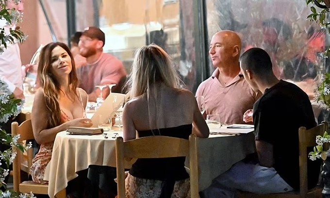 Sanchez và Bezos dùng bữa với con trai Sanchez và một người phụ nữ tóc vàng tối 27/5. Ảnh: Backgrid