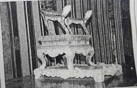Hình ảnh đen trắng "Ngai vua triều Nguyễn" chụp năm 2005 khi thực hiện đăng ký di vật, cổ vật.