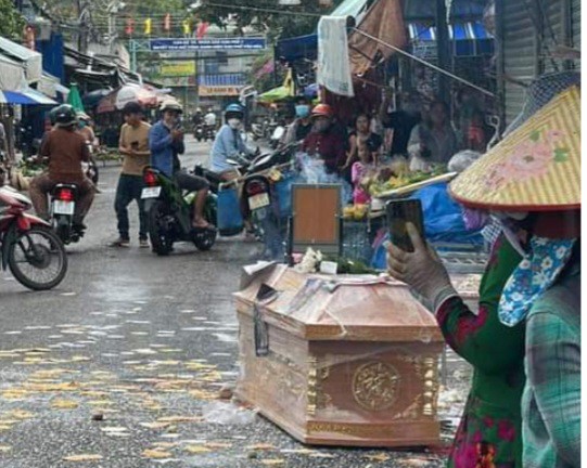 Quan tài được đặt trước nhà chủ hụi Loan Chi, ngay đường vào chợ Phú Thủy, tháng 11-2023