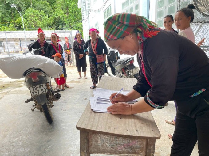 Phụ huynh ký nhận gạo ở trường Tiểu học Nậm Chà, ngày 26/5. Ảnh: Thầy Phạm Quốc Bảo