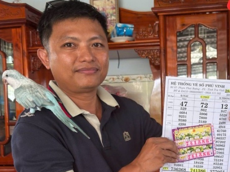 Người đàn ông hái dừa thuê ở Cần Thơ trúng 2 tờ vé số độc đắc, gọi đại lý từ Trà Vinh sang đổi