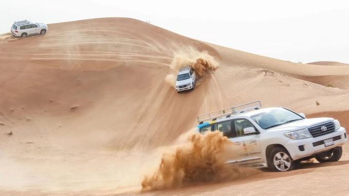 Xe địa hình đi trên đồi cát tại Dubai. Ảnh: Nguyễn Hồng Vinh
