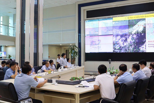 Ông Mai Văn Khiêm, Giám đốc Trung tâm Dự báo Khí tượng Thủy văn Quốc gia báo cáo về tình hình mưa lũ.