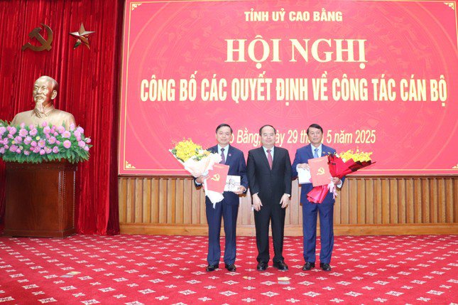 Bí thư Tỉnh ủy Cao Bằng Quản Minh Cường (giữa) trao quyết định và tặng hoa cho ông Hoàng Xuân Ánh (phải) và Triệu Đình Lê (trái).