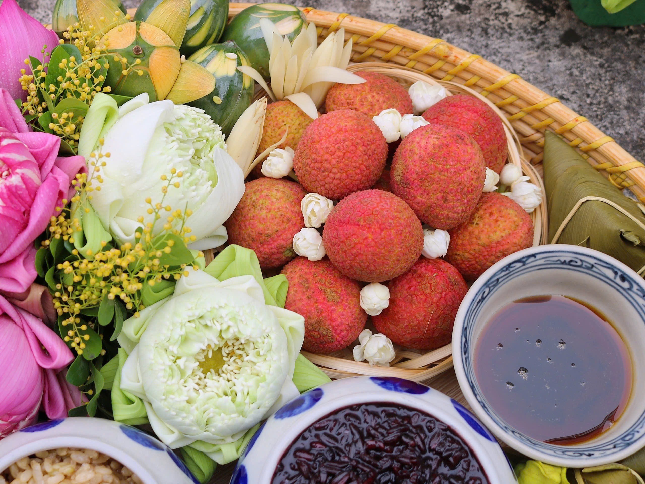 Mận và vải: biểu tượng của sự sum vầy, mùa vụ bội thu và lời cầu chúc an lành.