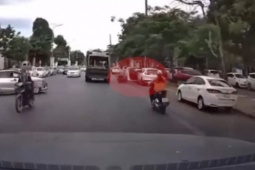 Mở cửa ô tô gây tai nạn có thể bị truy cứu trách nhiệm hình sự