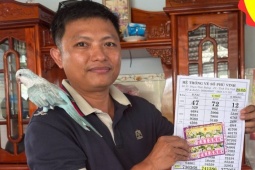 Người đàn ông hái dừa thuê ở Cần Thơ trúng 2 tờ vé số độc đắc, gọi đại lý từ Trà Vinh sang đổi