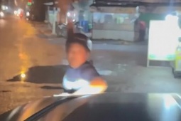 2 người đàn ông chặn ô tô, ném đá nứt kính chắn gió ở Hóc Môn