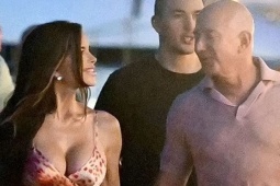 Lauren Sanchez diện váy trễ nải đi ăn tối với Jeff Bezos