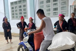 Thầy hiệu trưởng chia hơn 21 tấn gạo cho học sinh ngày bế giảng