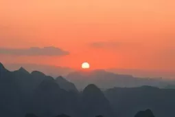Say đắm ánh hoàng hôn trên cao nguyên đá Mèo Vạc