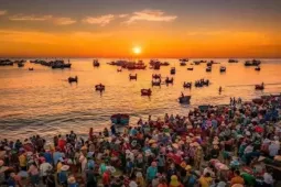 Bình minh nhộn nhịp ở chợ cá ven biển Tam Tiến, Quảng Nam