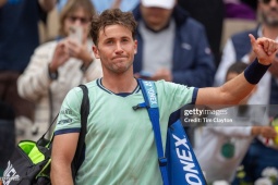 Sôi động tennis Roland Garros ngày 4: Tsitsipas thua sốc tay vợt hạng 167, Swiatek thắng dễ Raducanu