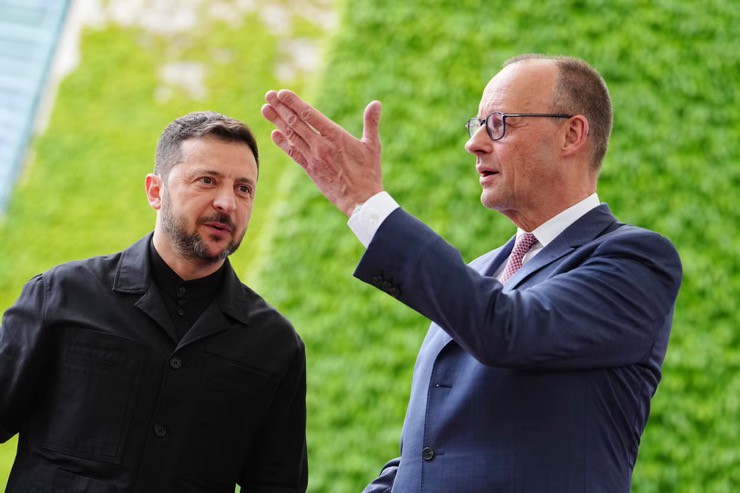 Thủ tướng Đức Friedrich Merz gặp Tổng thống Ukraine Volodymyr Zelensky ở Berlin hôm 28/5. Ảnh: DPA.