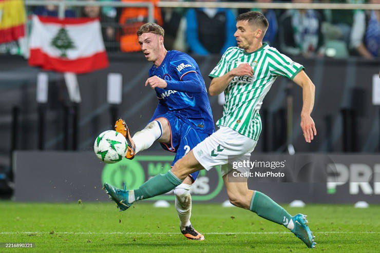 Chỉ 5 phút sau, Palmer lại ghi dấu ấn. Anh biến Jesus Rodriguez thành khán giả bất đắc dĩ với pha xử lý khéo léo bên cánh phải, rồi tạt bóng vào cột gần, nơi Nicolas Jackson đã chọn vị trí hoàn hảo. Tiền đạo người Senegal đáng lẽ phải đánh đầu, nhưng thay vào đó bóng bật vào ngực rồi bay thẳng vào góc cao bên phải. Một bàn thắng may mắn, hài hước… nhưng quan trọng.