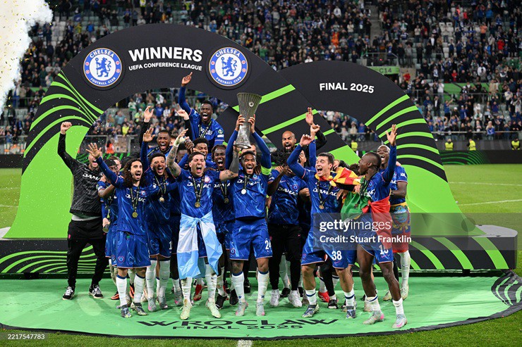 Chelsea trở thành đội bóng đầu tiên trong lịch sử vô địch 4 giải đấu lớn khác nhau do UEFA tổ chức, với thành tích: Cup Winners’ Cup (2 lần), Champions League (2 lần), Europa League (2 lần) và Conference League (1 lần). Không chỉ là đội bóng giàu thành tích, Chelsea giờ đây đã hoàn tất “bộ sưu tập UEFA” mà chưa CLB nào từng làm được trước đó.