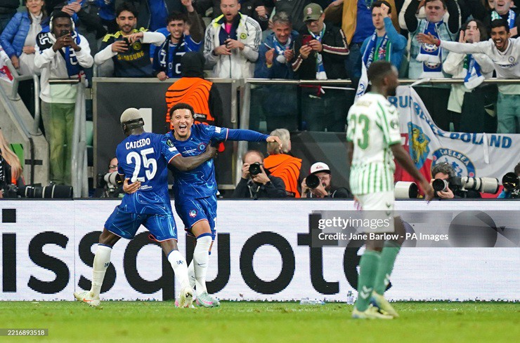 Cuối trận, Jadon Sancho và Moises Caicedo lần lượt lập công dập dắt mọi hy vọng của Real Betis.