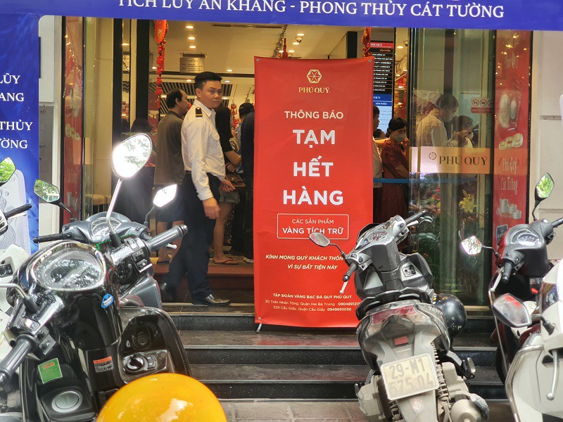 Khi giá vàng lên cao, hàng trăm người đổ xô đi mua khiến nhiều cửa hàng phải treo biển hết vàng. Tuy nhiên, thời gian gần đây, giá vàng xuống thấp thì không còn cảnh xếp hàng mua vàng như trước nữa.