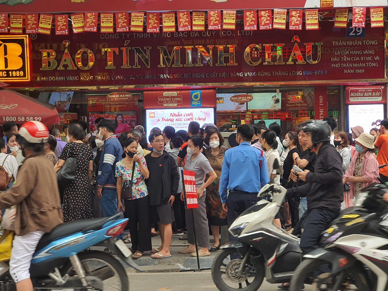 Cảnh chen chúc xếp hàng mua vàng lúc giá lên tới 122 triệu đồng/lượng vào ngày 23/4.
