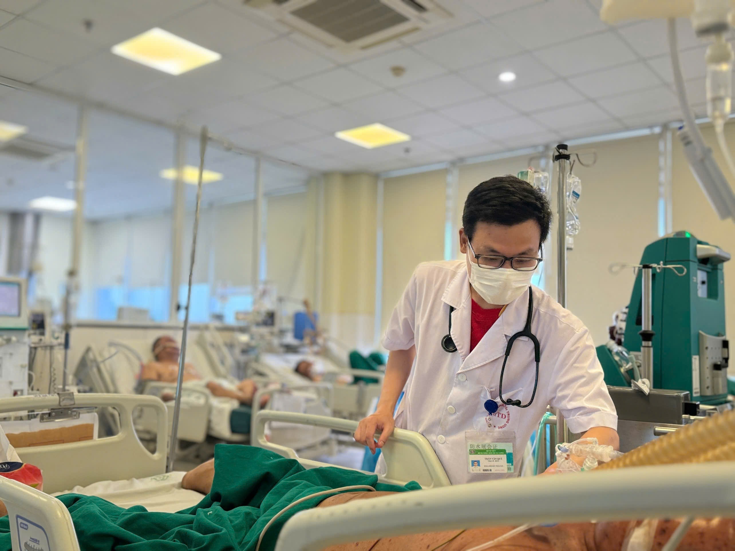 Bác sĩ thăm khám cho bệnh nhân bị bệnh thuỷ đậu biến chứng. 