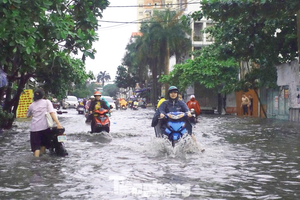 Mưa bao phủ Nam Bộ và Miền Bắc trong đêm qua, dự báo tiếp tục trong hôm nay.