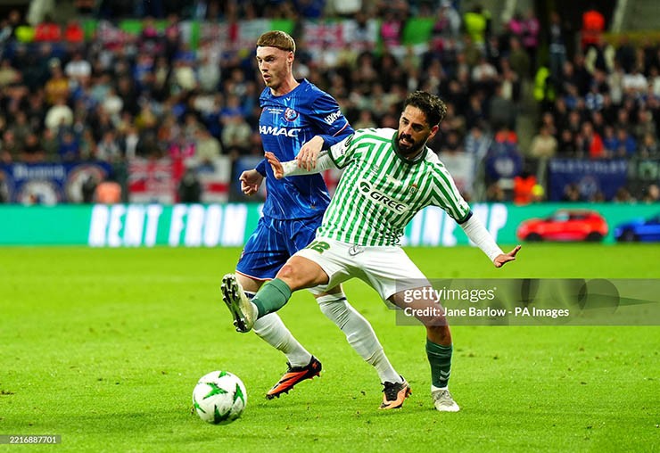 Trận chung kết Conference League giữa Betis (áo xanh trắng) và Chelsea diễn ra hấp dẫn