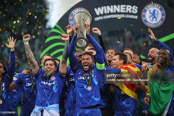Đội trưởng Reece James nâng cúp cho Chelsea