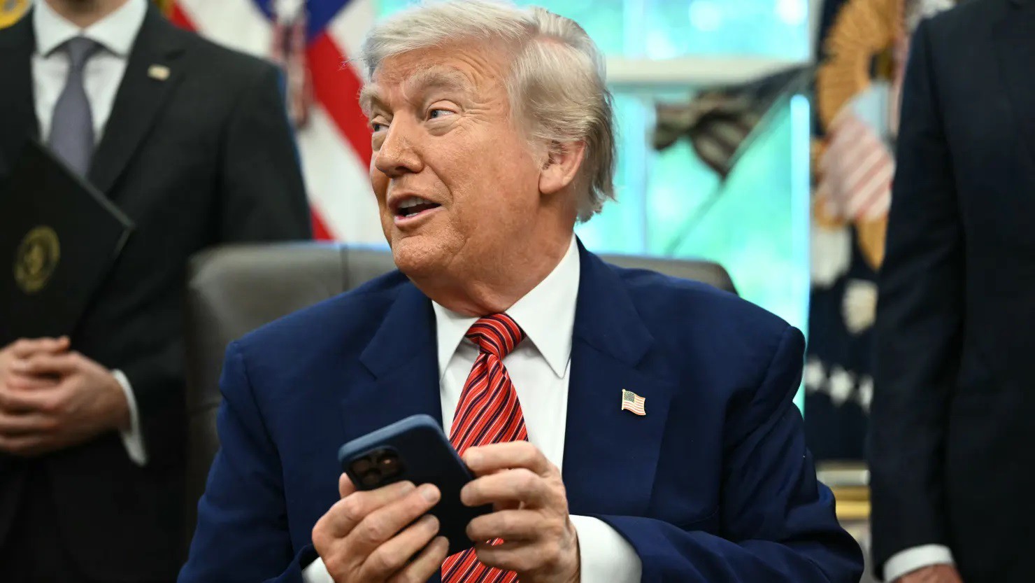 Tổng thống Hoa Kỳ Donald Trump chuẩn bị ký các sắc lệnh hành pháp tại Phòng Bầu dục của Nhà Trắng ở Washington, DC, vào ngày 23/5/2025.