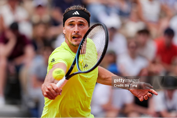 Zverev lội ngược dòng đi tiếp