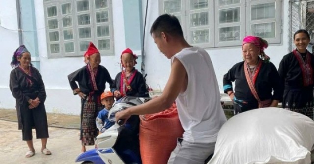 Thầy hiệu trưởng chia hơn 21 tấn gạo cho học sinh ngày bế giảng