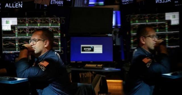 Vàng lao dốc, chứng khoán và USD tăng vọt khi tòa chặn thuế quan của ông Trump