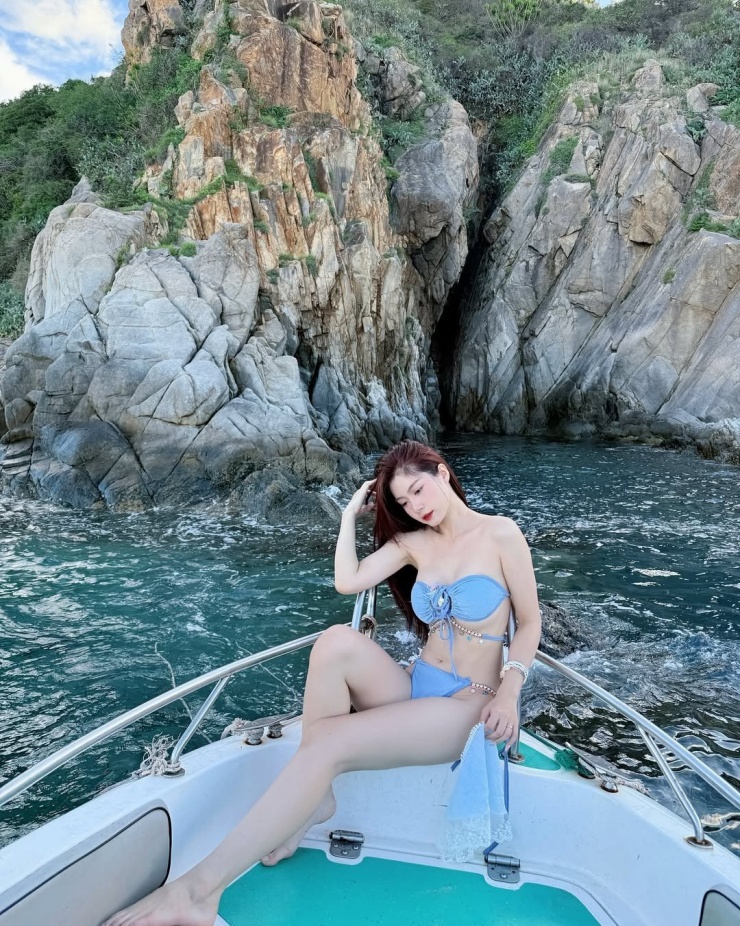 Cô nàng cũng khoe làn da trắng và đôi chân dài chuẩn "kiếm Nhật".